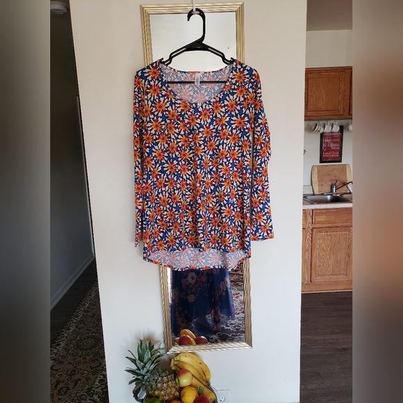 NWOT gleaming gardenias top, lularoe - Picture 10 of 15